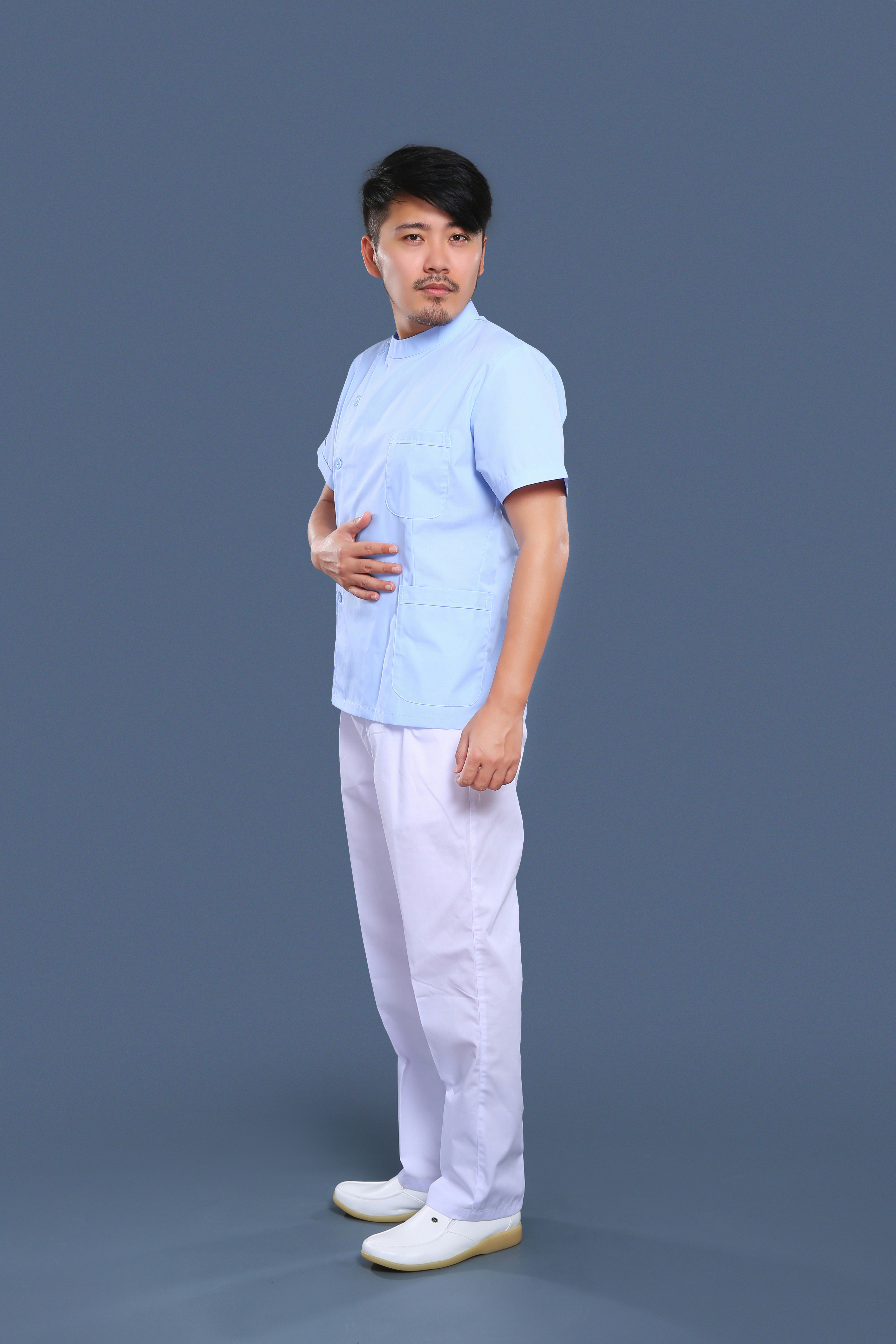 藍白護理工作服側(cè)身照