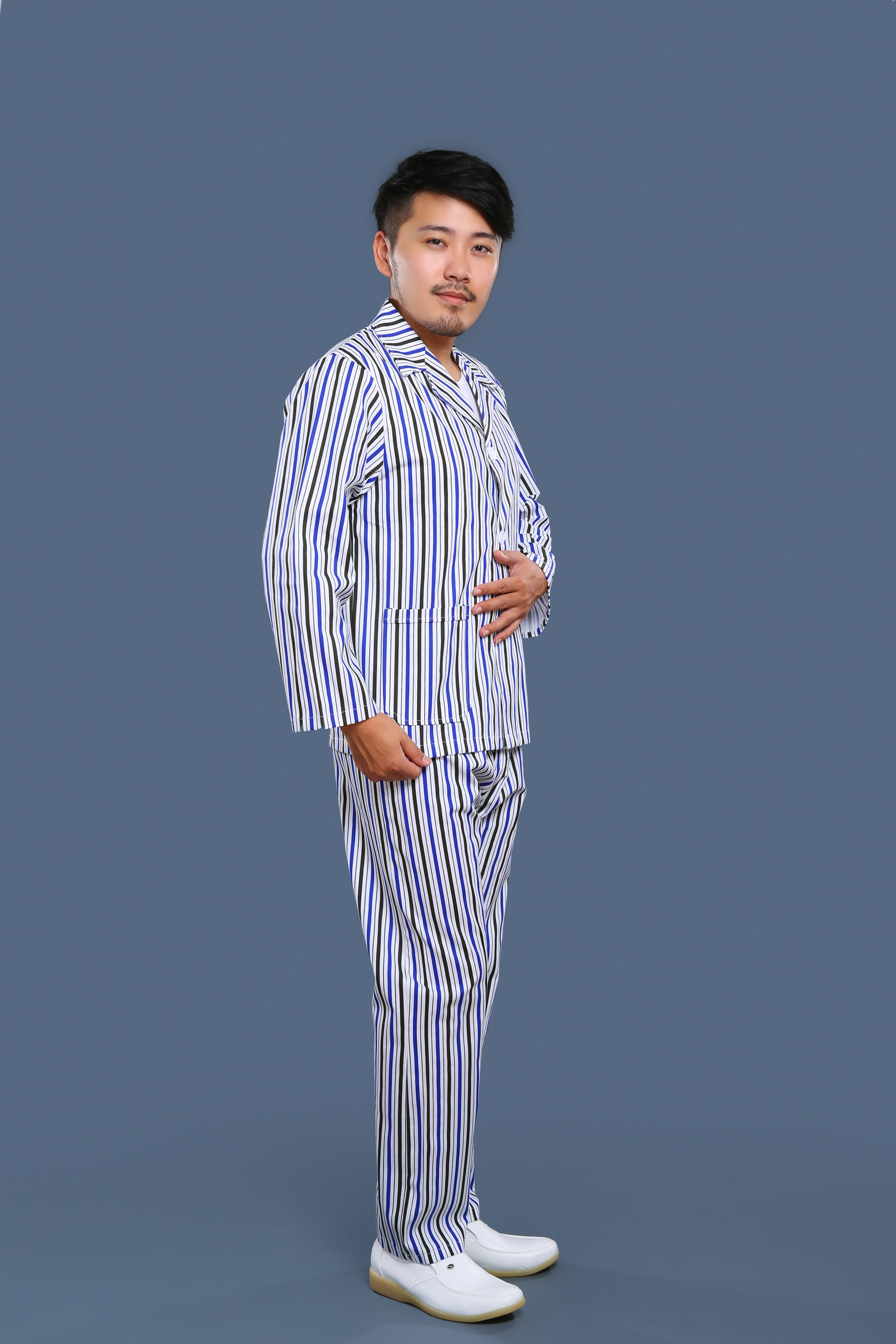 藍黑條紋病號服正面照