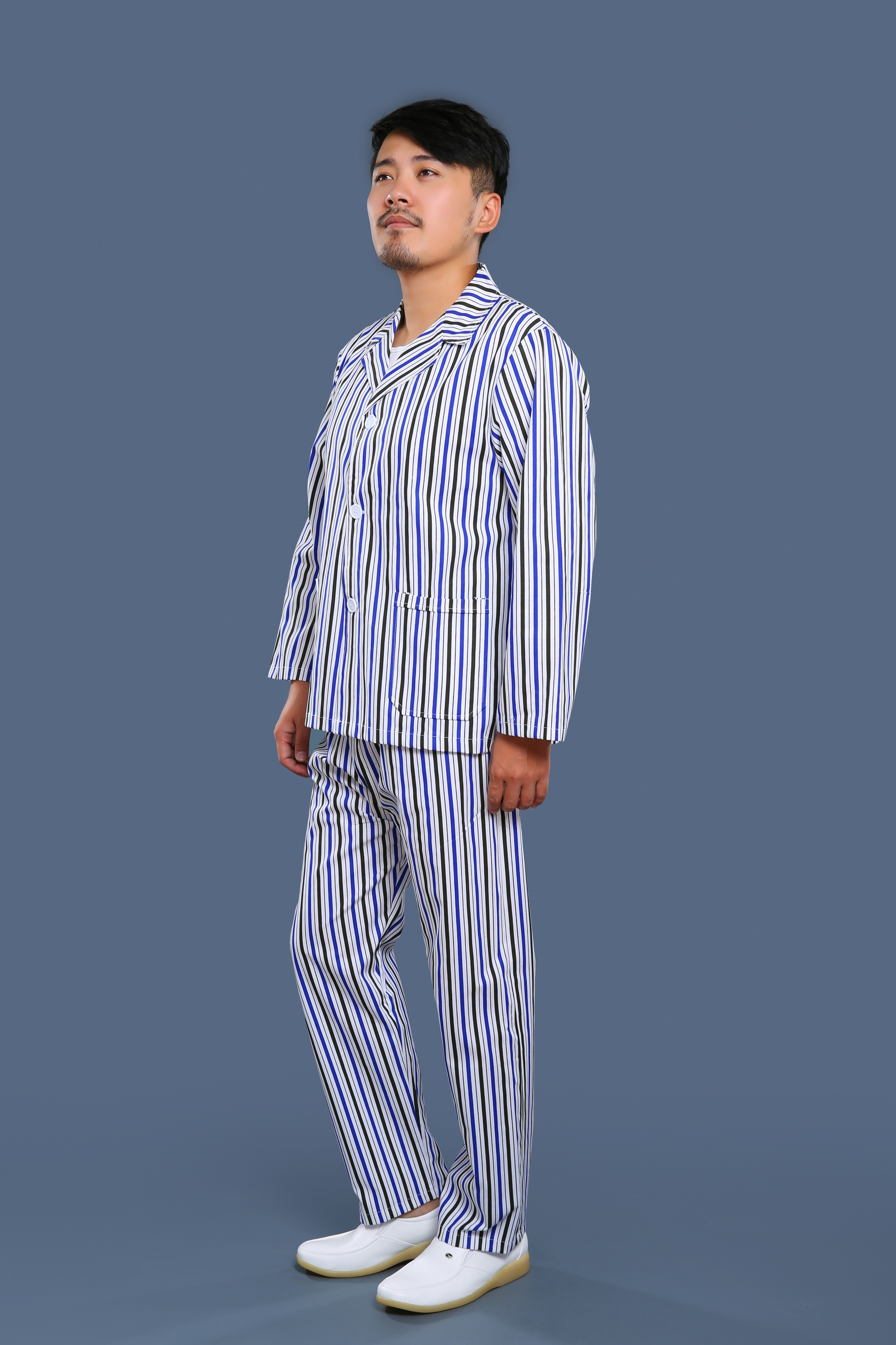 藍黑條紋病號服側(cè)身照