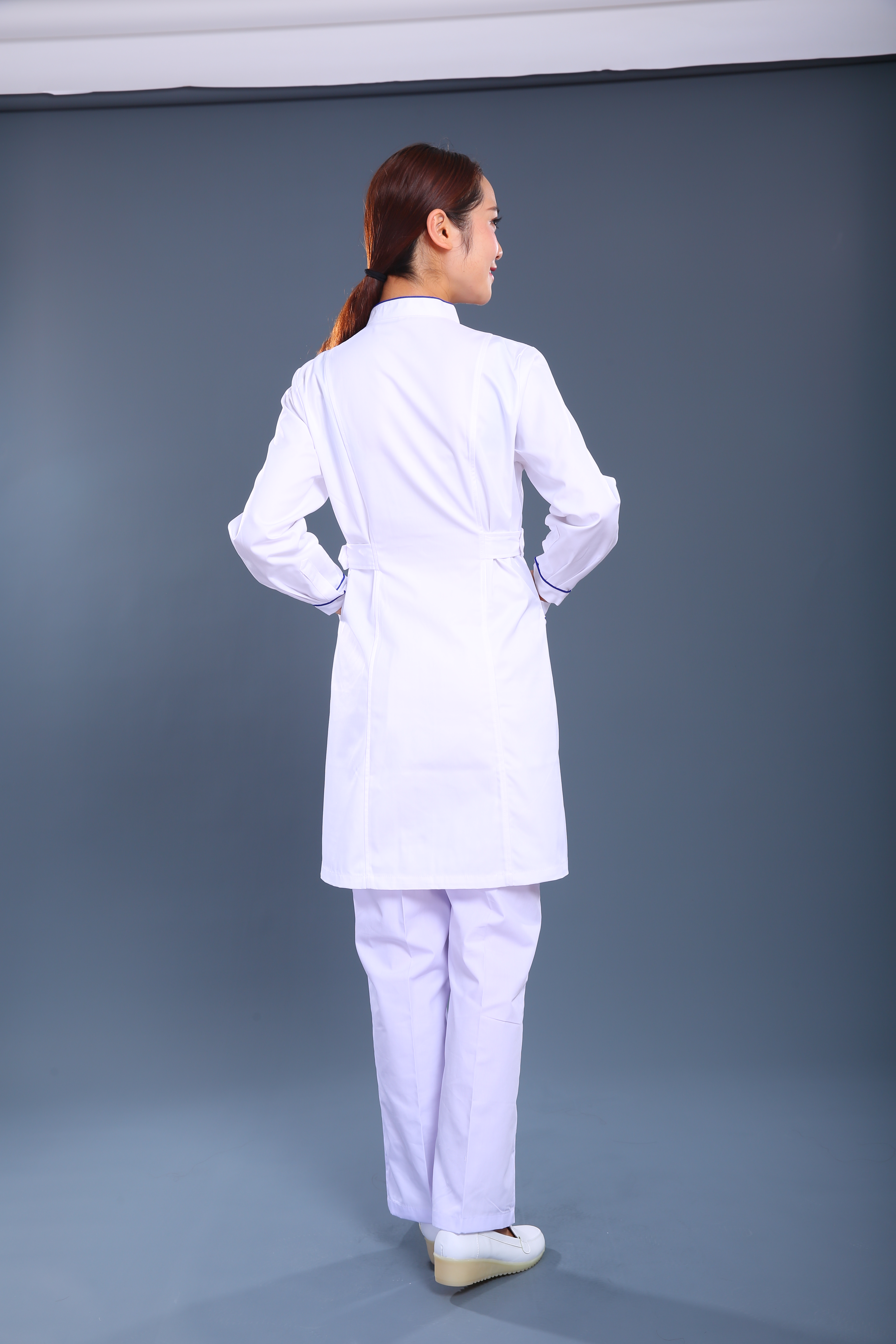 白色長款護(hù)士制服