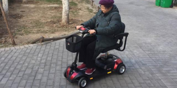 老年人電動(dòng)輪椅和智能代步車(chē)如何選擇