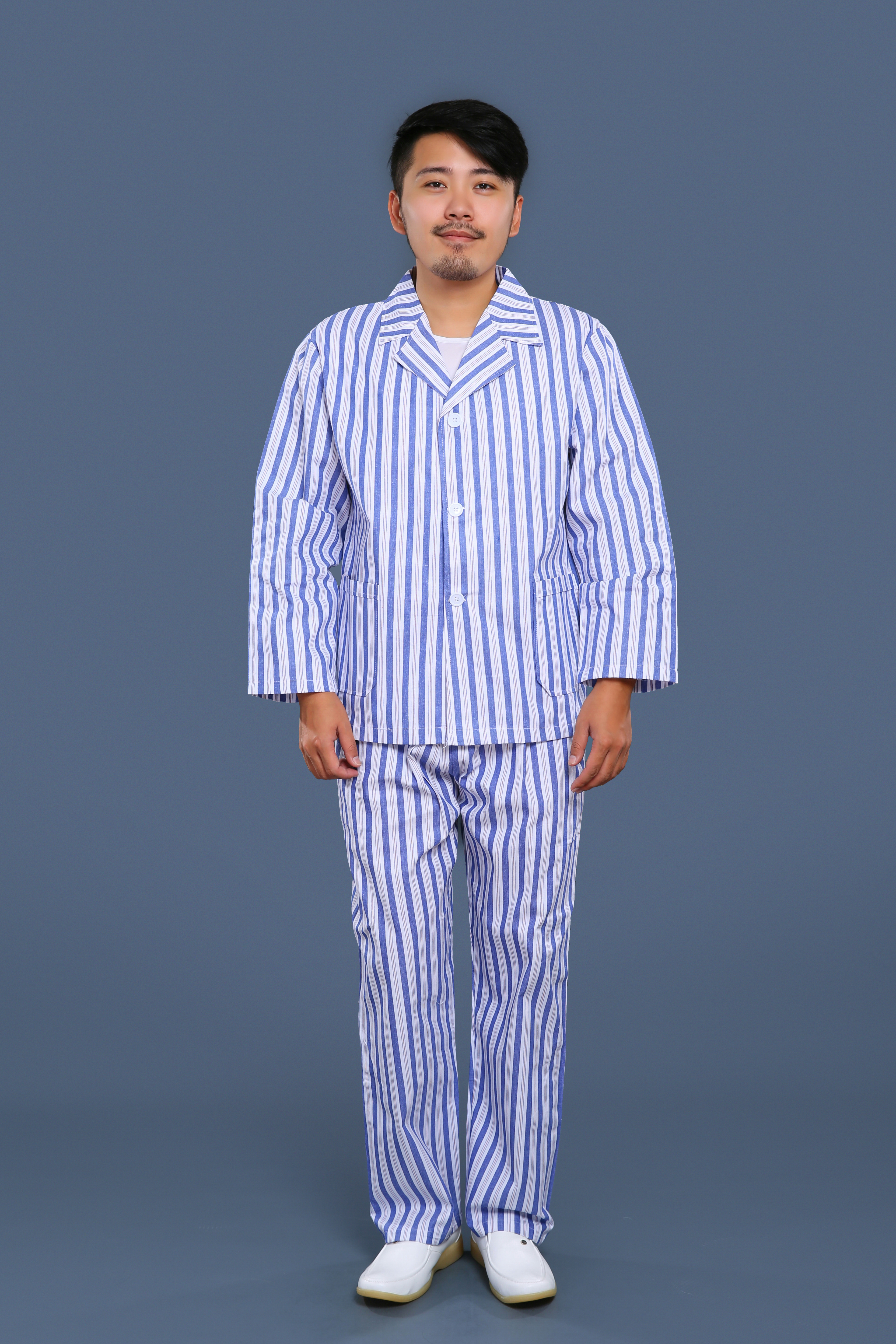 藍(lán)白條紋翻領(lǐng)病號服