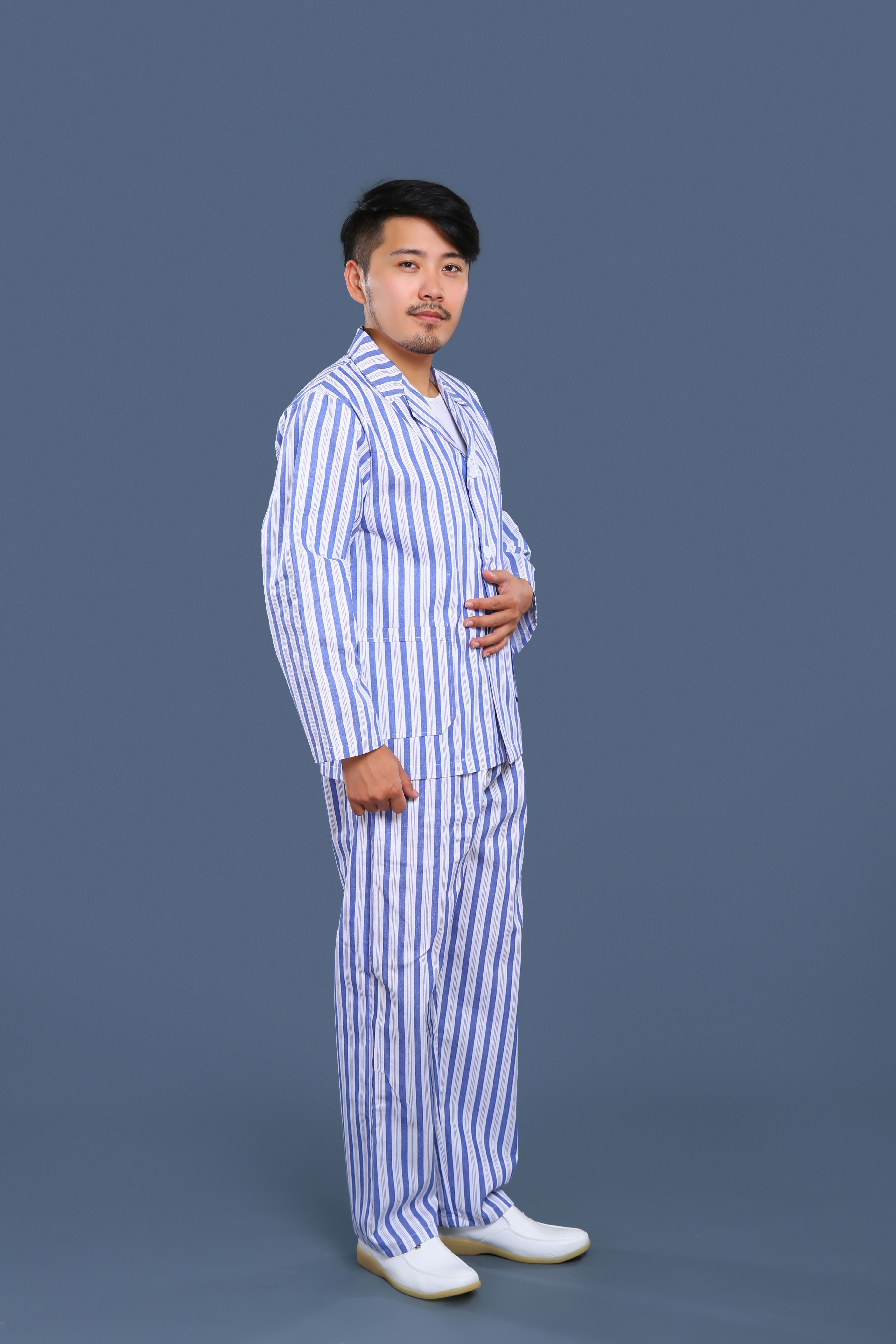 藍(lán)白條紋翻領(lǐng)病號服正面