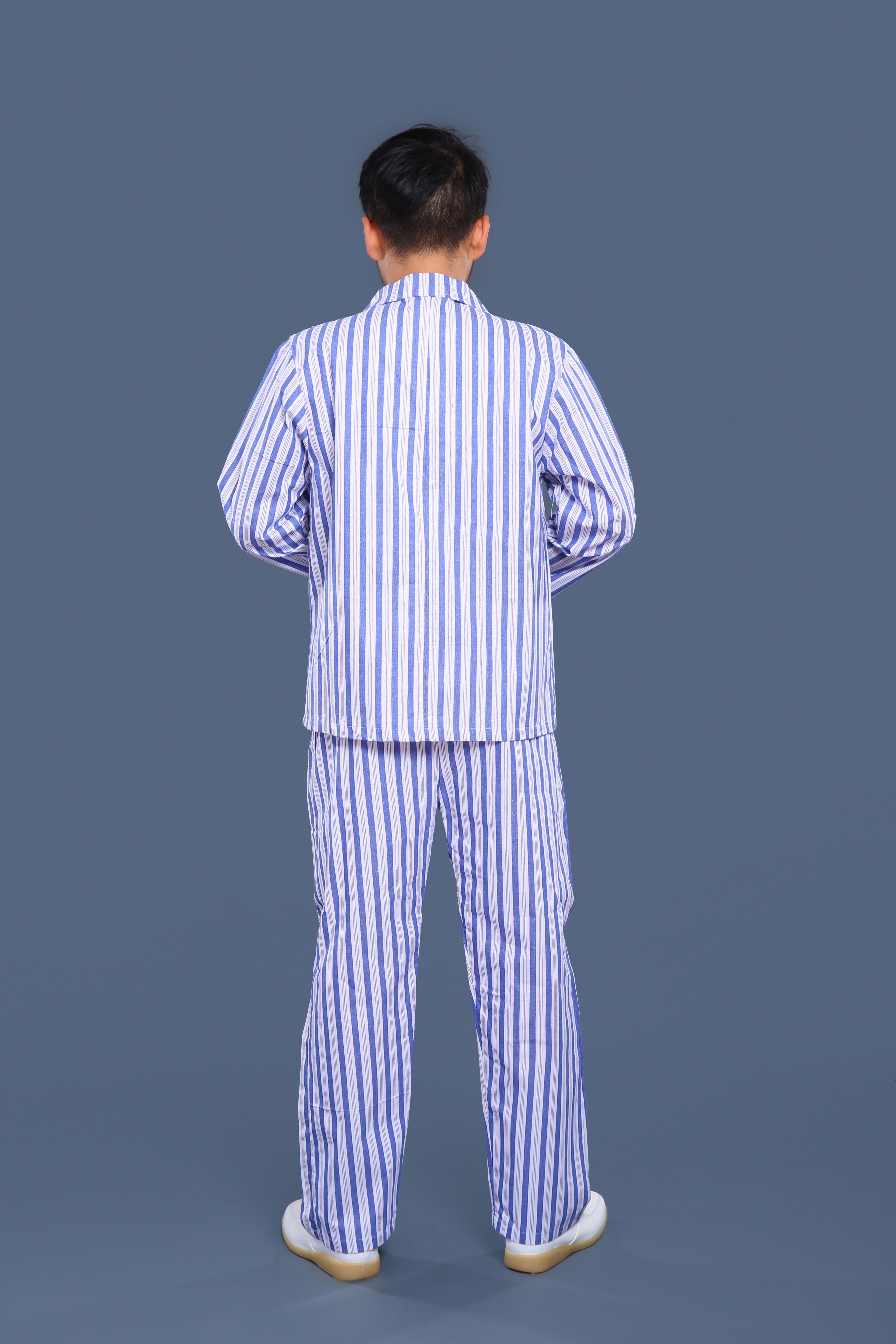 藍(lán)白條紋翻領(lǐng)病號服背面